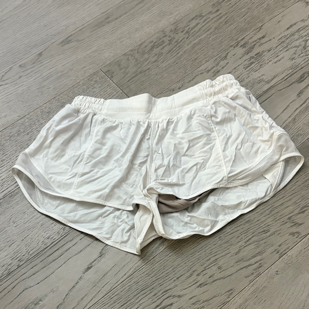 Lululemon Hotty Hot Short II *2.5"
White